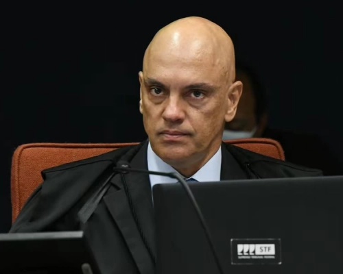 Flávio Bolsonaro pede ao STF que declare Moraes suspeito a julgar Vorcaro